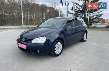 Хэтчбек Volkswagen Golf 2005 в 