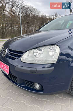 Хэтчбек Volkswagen Golf 2005 в 