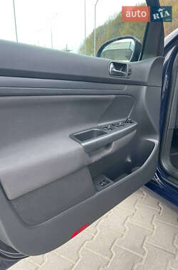 Хэтчбек Volkswagen Golf 2005 в 