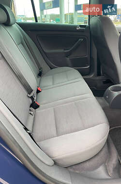 Хэтчбек Volkswagen Golf 2005 в 