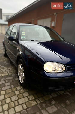 Хэтчбек Volkswagen Golf 2001 в 