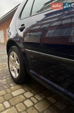 Хэтчбек Volkswagen Golf 2001 в 
