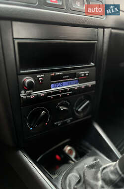 Хэтчбек Volkswagen Golf 2001 в 