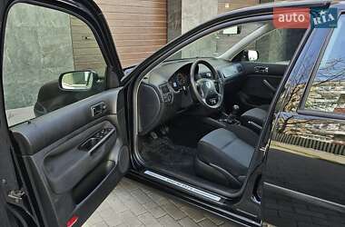 Хэтчбек Volkswagen Golf 2003 в 
