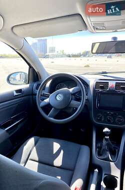 Хэтчбек Volkswagen Golf 2005 в 