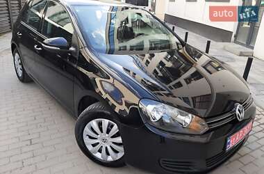 Хэтчбек Volkswagen Golf 2010 в 
