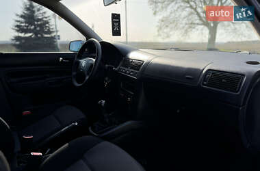 Хэтчбек Volkswagen Golf 2001 в 