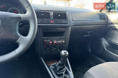 Хэтчбек Volkswagen Golf 2001 в 