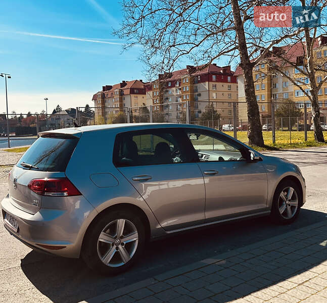 Хэтчбек Volkswagen Golf 2015 в 