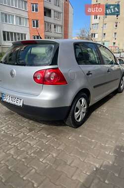 Хэтчбек Volkswagen Golf 2005 в 