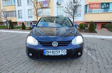 Хэтчбек Volkswagen Golf 2005 в 