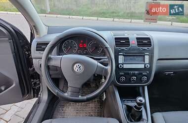 Хэтчбек Volkswagen Golf 2005 в 