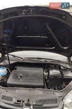 Хетчбек Volkswagen Golf 2004 в 