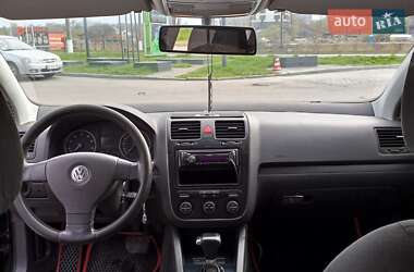 Хэтчбек Volkswagen Golf 2005 в 