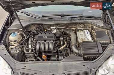 Хэтчбек Volkswagen Golf 2005 в 