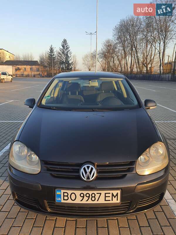 Хетчбек Volkswagen Golf 2004 в 