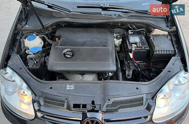 Хэтчбек Volkswagen Golf 2004 в 