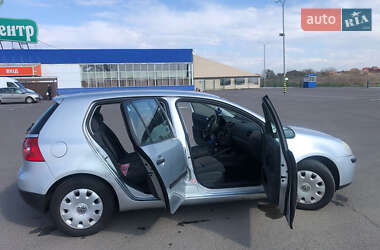 Хэтчбек Volkswagen Golf 2005 в 