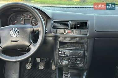 Хетчбек Volkswagen Golf 2001 в 