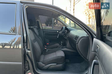 Хетчбек Volkswagen Golf 2001 в 