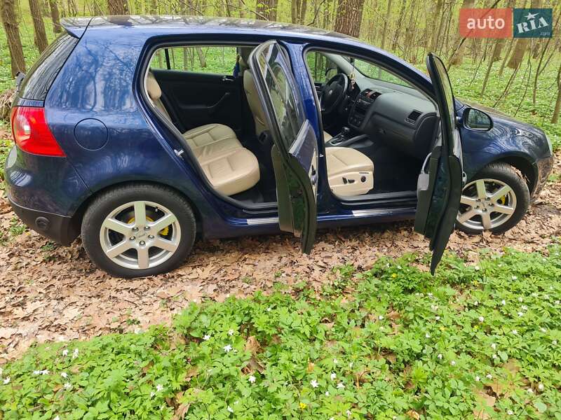 Хетчбек Volkswagen Golf 2005 в Шептицькому