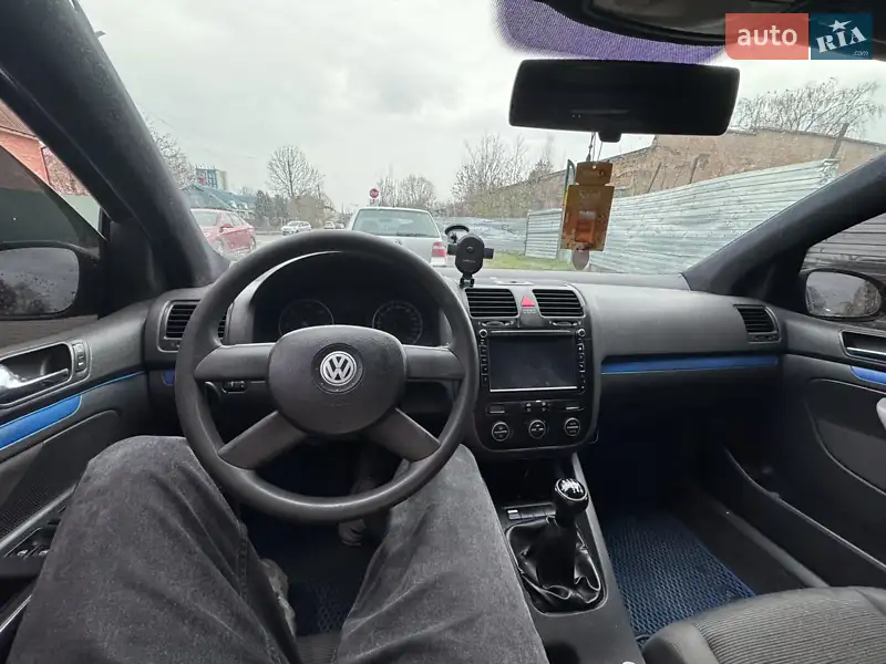 Хетчбек Volkswagen Golf 2003 в 