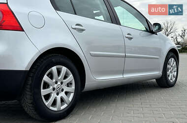 Хэтчбек Volkswagen Golf 2005 в 