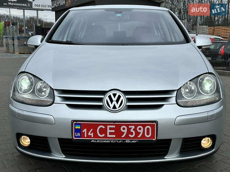 Хэтчбек Volkswagen Golf 2005 в 