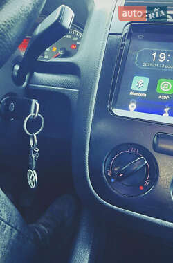 Хэтчбек Volkswagen Golf 2005 в 