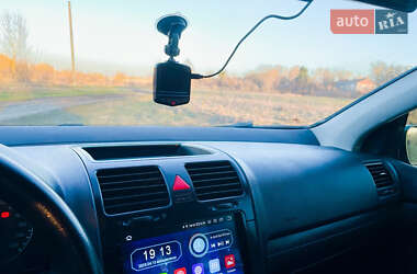 Хэтчбек Volkswagen Golf 2005 в 