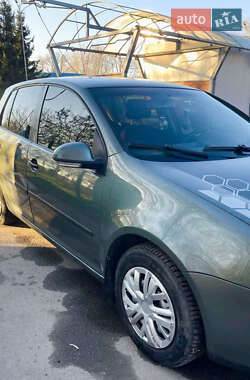 Хэтчбек Volkswagen Golf 2005 в 