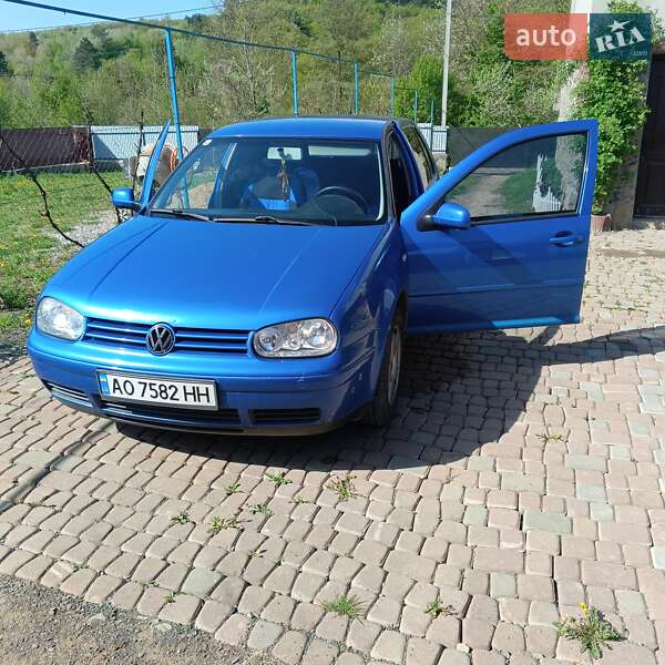 Хетчбек Volkswagen Golf 2001 в 