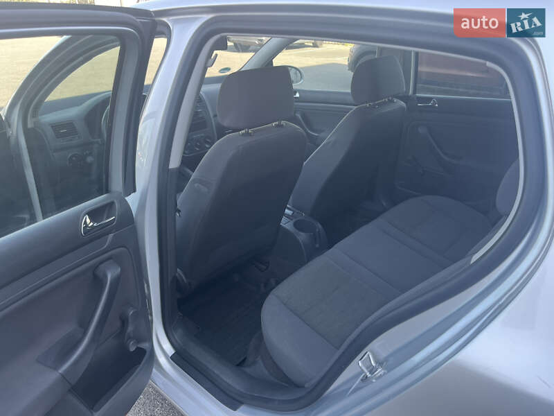 Хетчбек Volkswagen Golf 2005 в Києві