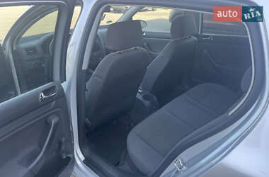 Хэтчбек Volkswagen Golf 2005 в 