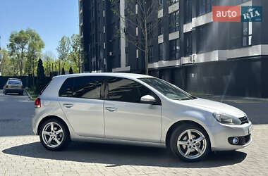 Хетчбек Volkswagen Golf 2012 в 
