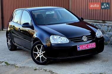 Хэтчбек Volkswagen Golf 2005 в 