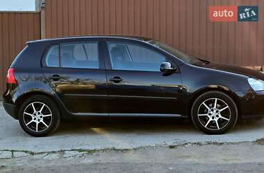 Хэтчбек Volkswagen Golf 2005 в 