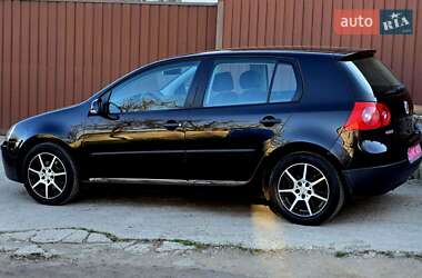 Хэтчбек Volkswagen Golf 2005 в 