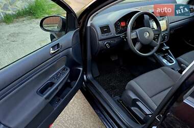Хэтчбек Volkswagen Golf 2005 в 