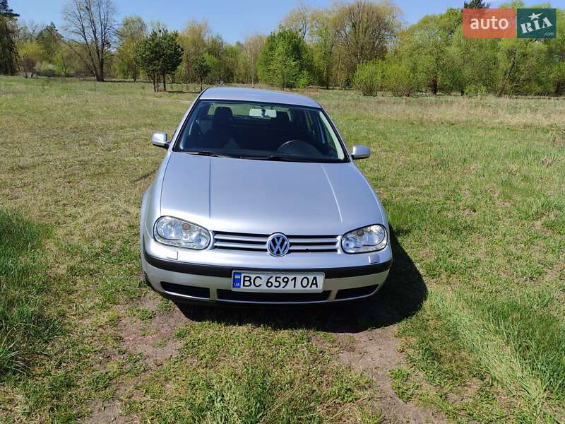 Хетчбек Volkswagen Golf 2002 в 