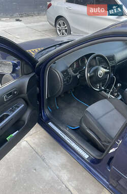 Хэтчбек Volkswagen Golf 2002 в 