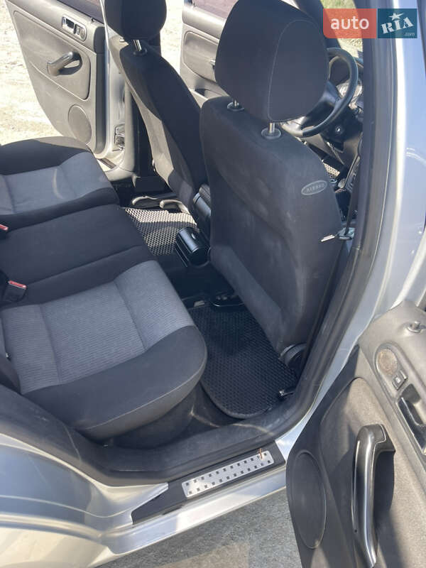 Универсал Volkswagen Golf 2003 в Ровно