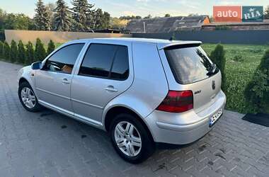 Хетчбек Volkswagen Golf 2001 в 