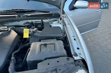 Хетчбек Volkswagen Golf 2001 в 
