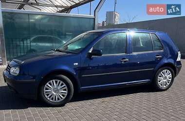 Хетчбек Volkswagen Golf 2003 в 