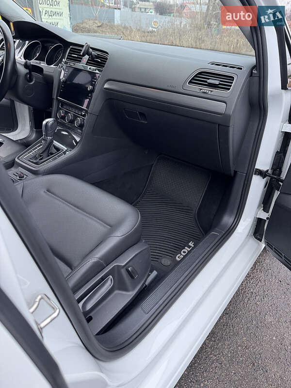 Хэтчбек Volkswagen Golf 2017 в Вышгороде