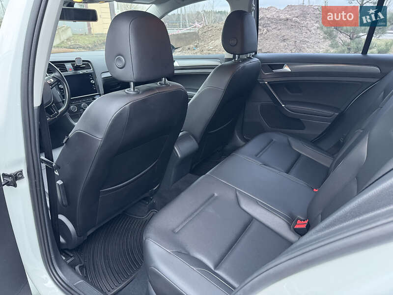 Хэтчбек Volkswagen Golf 2017 в Вышгороде