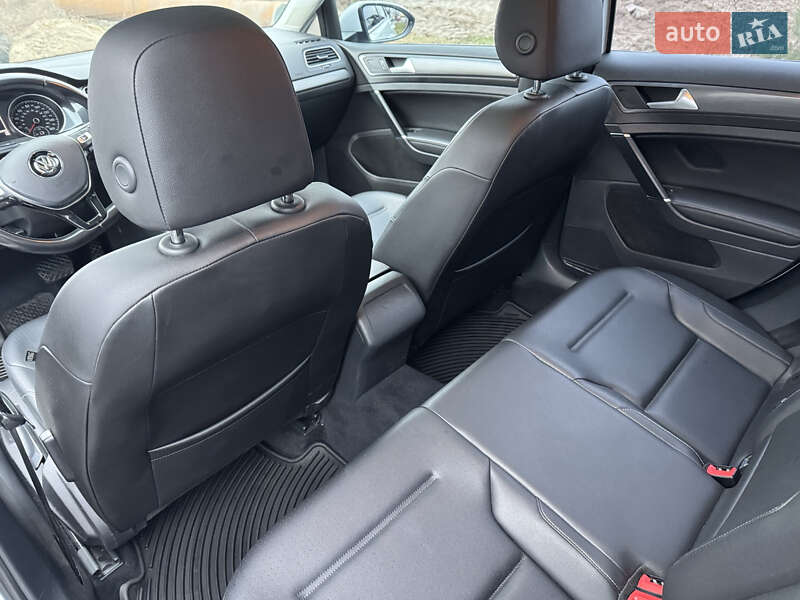 Хэтчбек Volkswagen Golf 2017 в Вышгороде