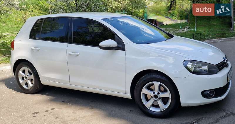 Хэтчбек Volkswagen Golf 2012 в 