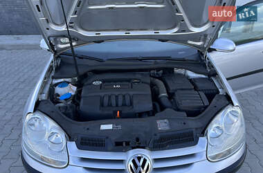 Хетчбек Volkswagen Golf 2004 в 